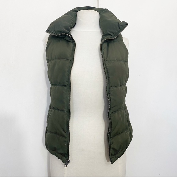 Old Navy Jackets & Blazers - OLD NAVY puffy fleece lined zip front two pocket vest. Polyester XS Petite